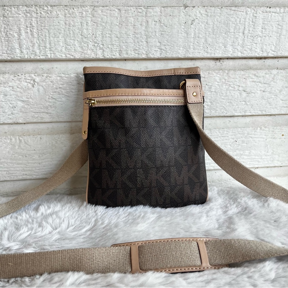 MICHAEL KORS Signature Jet Set Y2K Crossbody Bag Signature Voyager Traveller